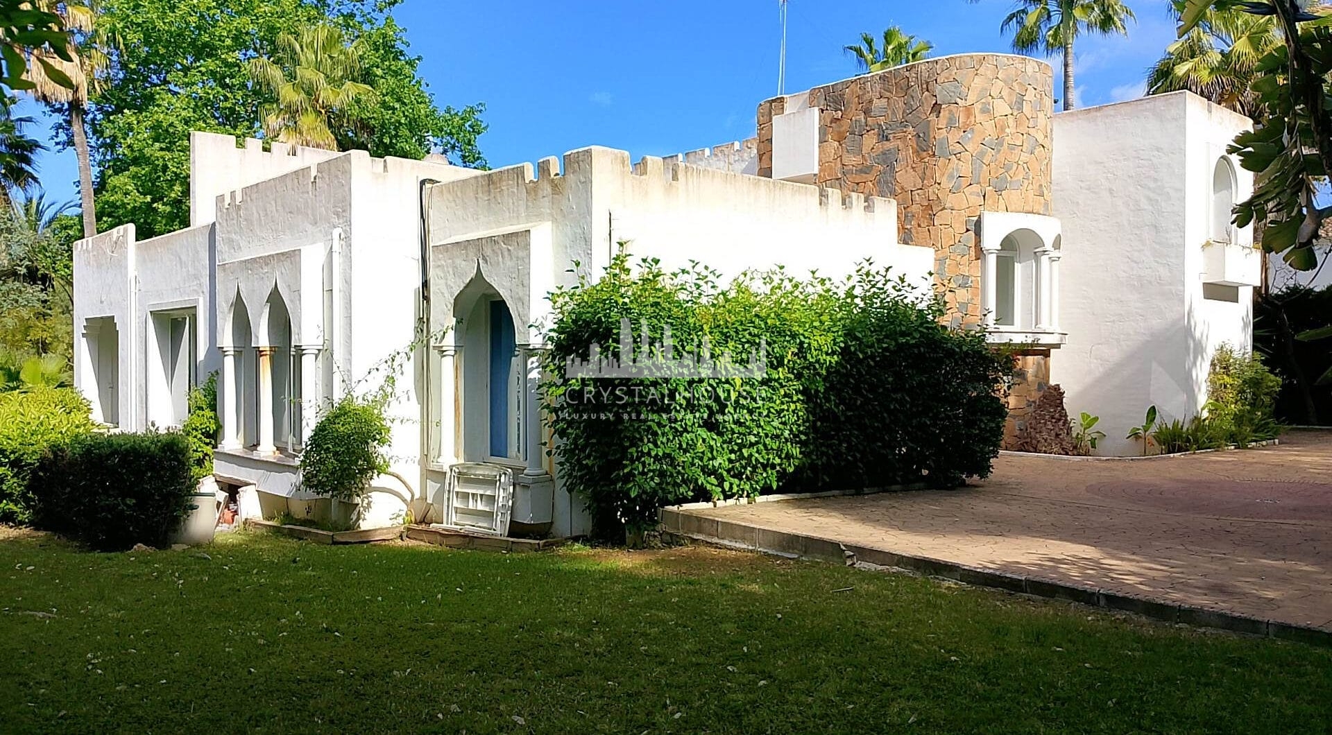 Spacious property for renovation in El Paraiso Medio , Estepona East