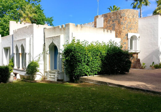 Spacious property for renovation in El Paraiso Medio , Estepona East