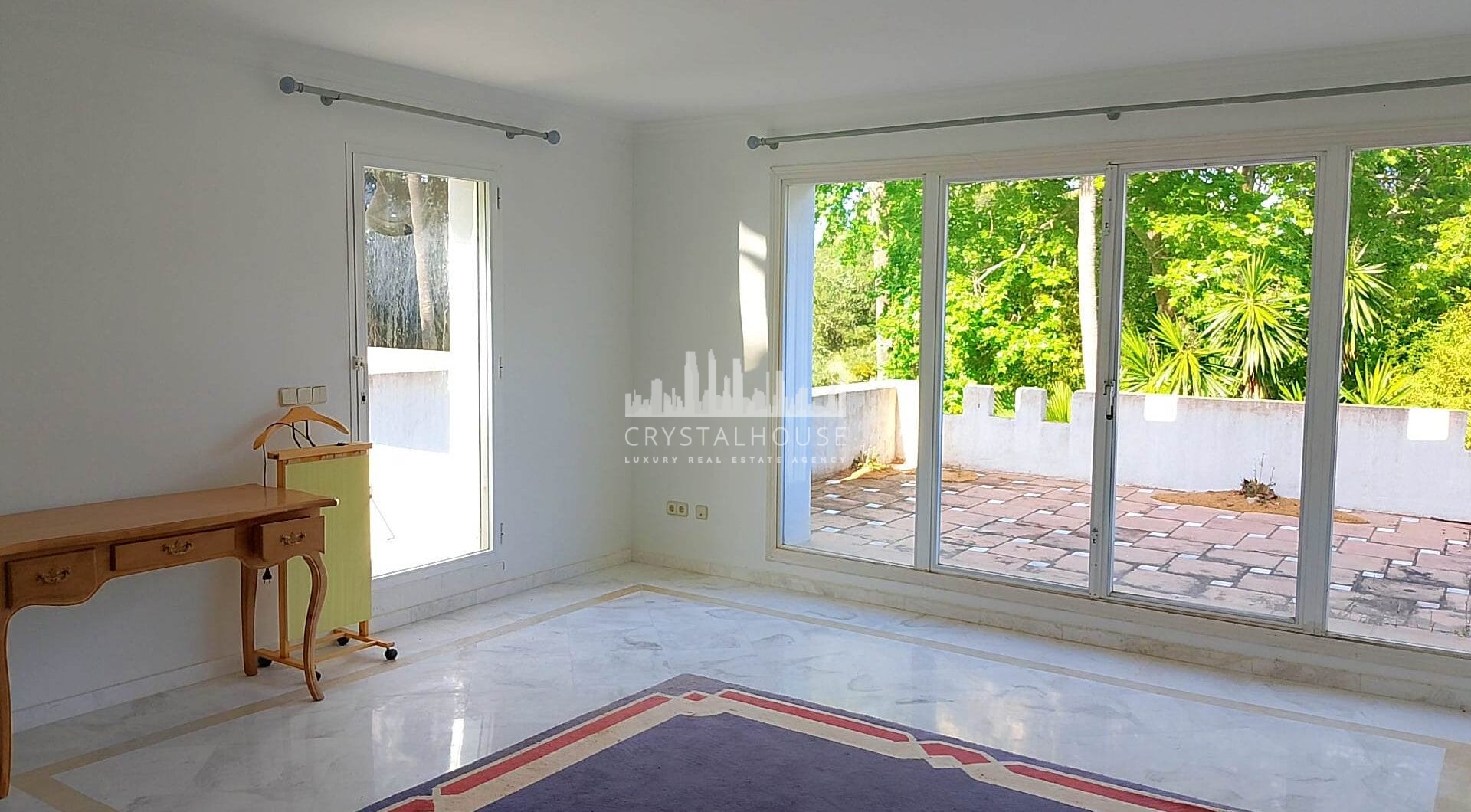 Spacious property for renovation in El Paraiso Medio , Estepona East