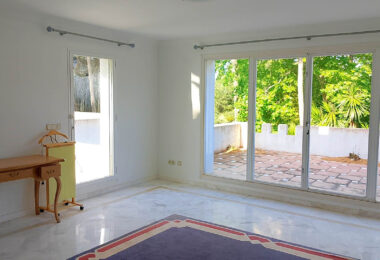 Spacious property for renovation in El Paraiso Medio , Estepona East