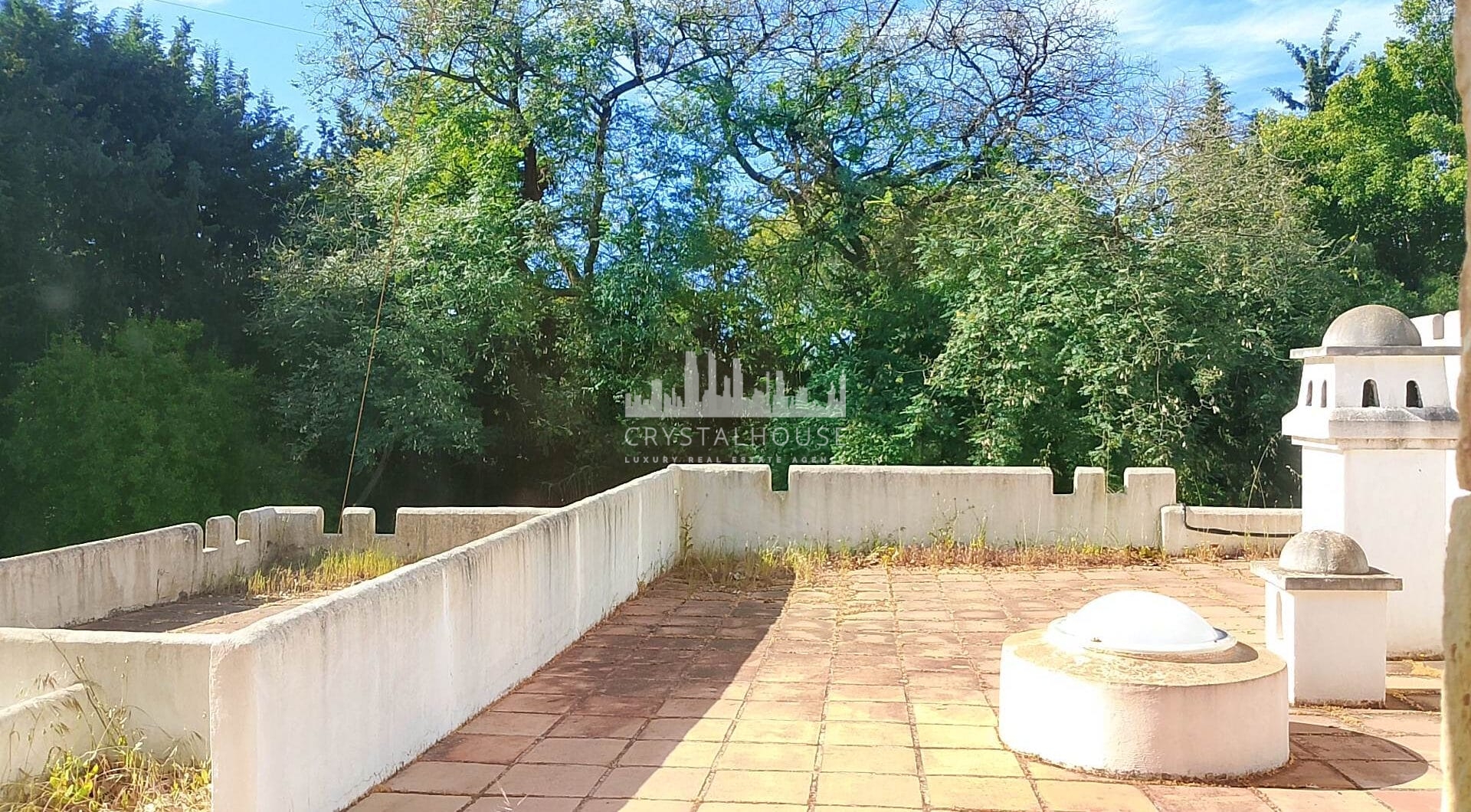 Spacious property for renovation in El Paraiso Medio , Estepona East