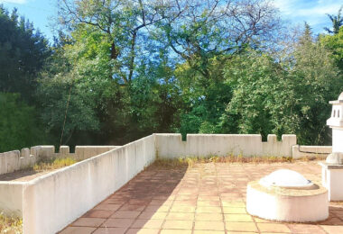 Spacious property for renovation in El Paraiso Medio , Estepona East
