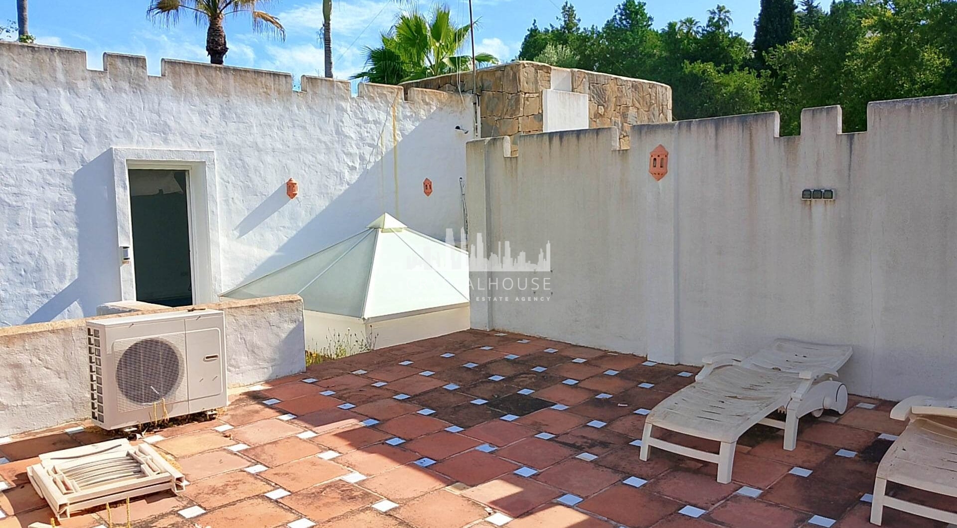 Spacious property for renovation in El Paraiso Medio , Estepona East
