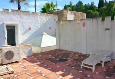Spacious property for renovation in El Paraiso Medio , Estepona East