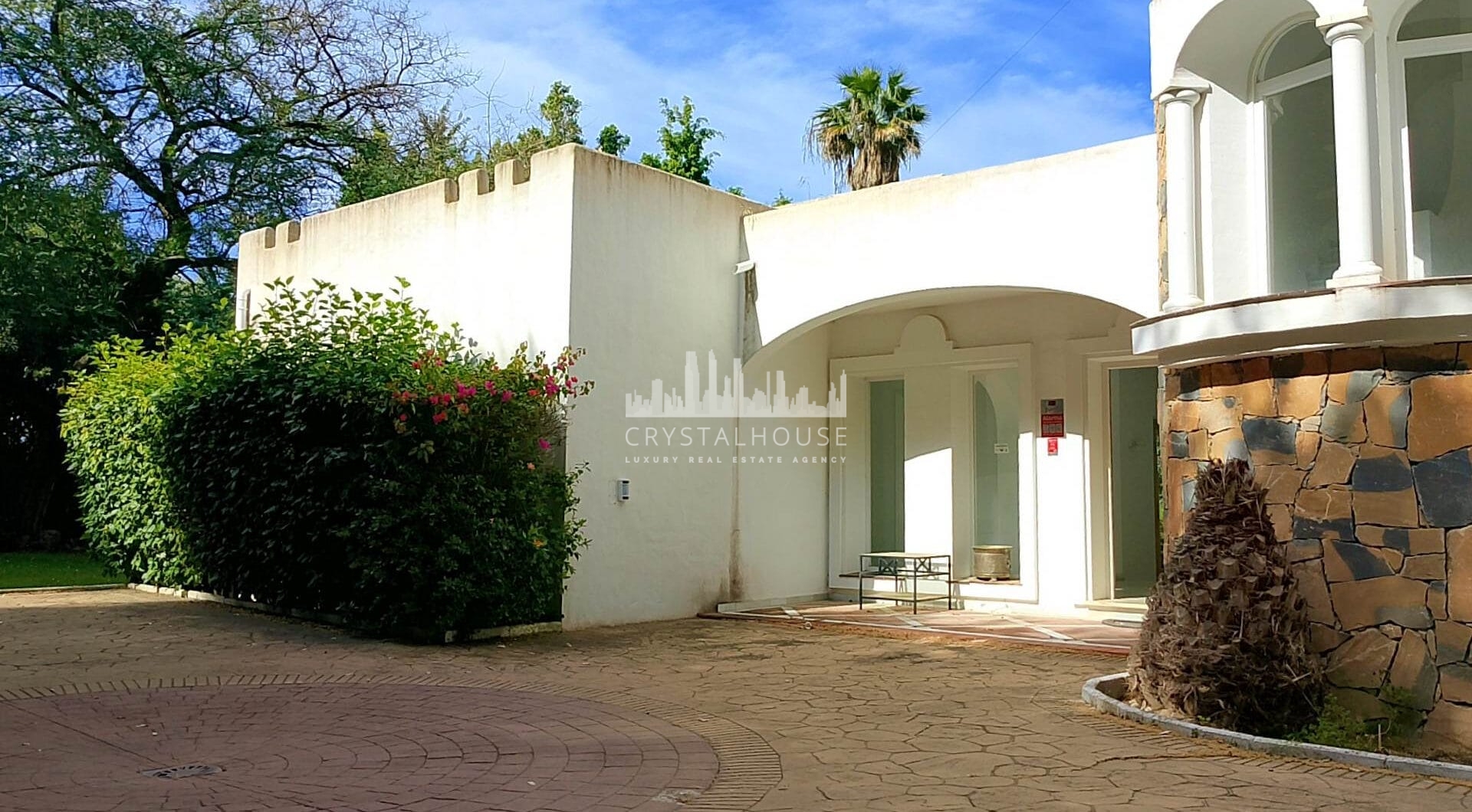 Spacious property for renovation in El Paraiso Medio , Estepona East