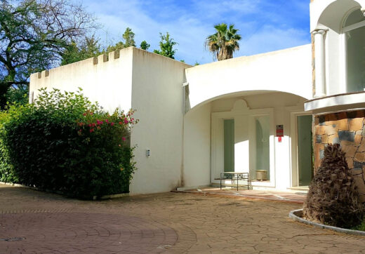 Spacious property for renovation in El Paraiso Medio , Estepona East