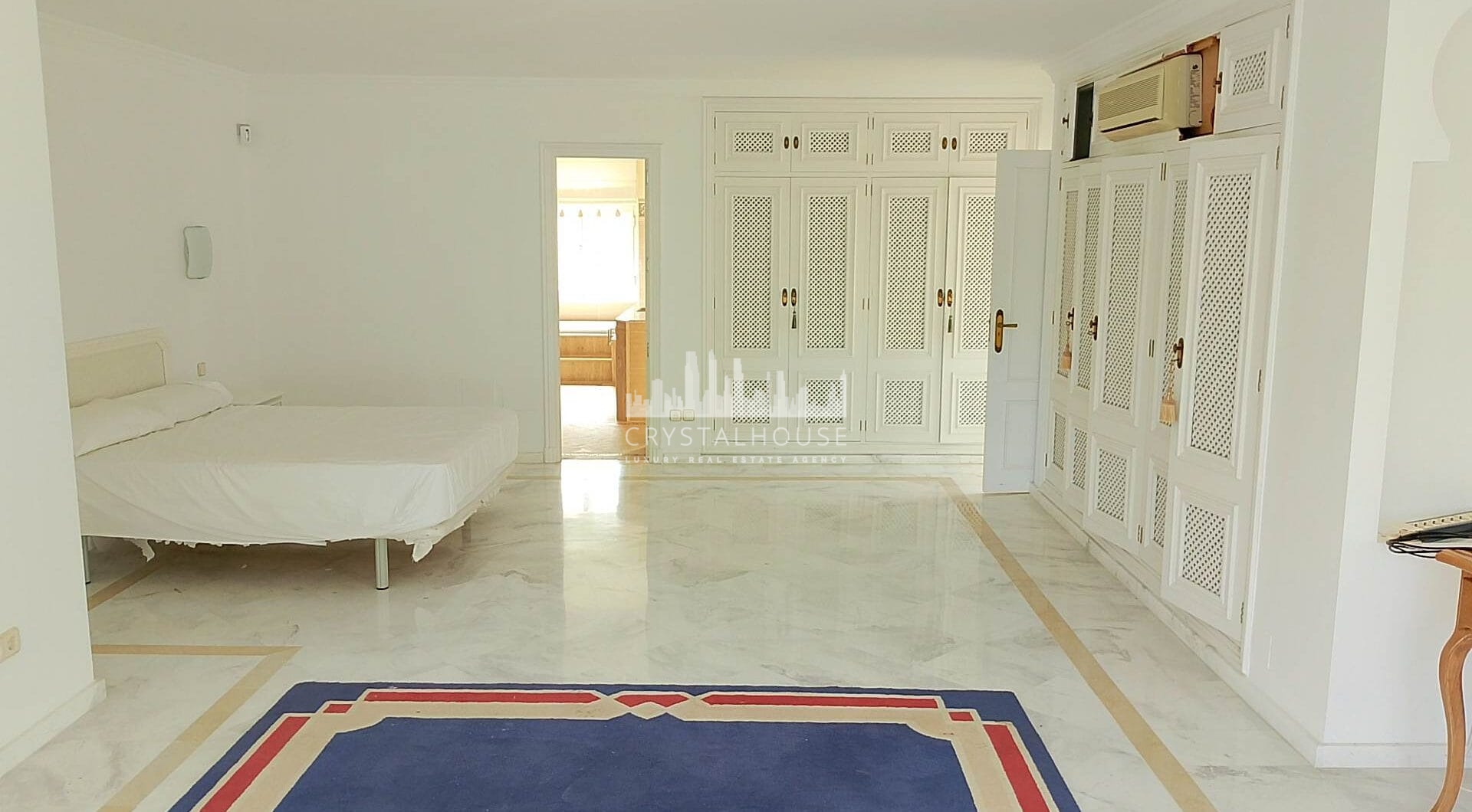 Spacious property for renovation in El Paraiso Medio , Estepona East