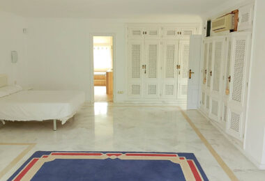 Spacious property for renovation in El Paraiso Medio , Estepona East