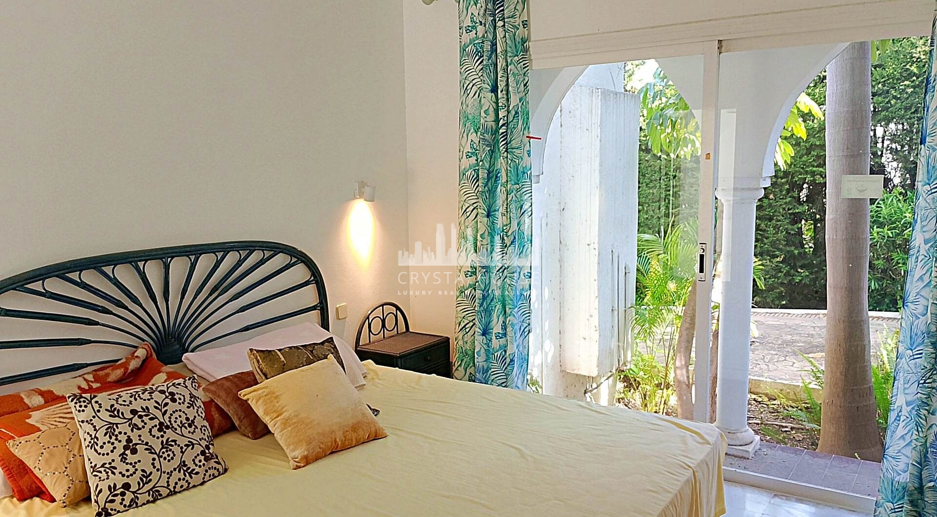 Spacious property for renovation in El Paraiso Medio , Estepona East