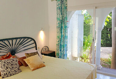 Spacious property for renovation in El Paraiso Medio , Estepona East