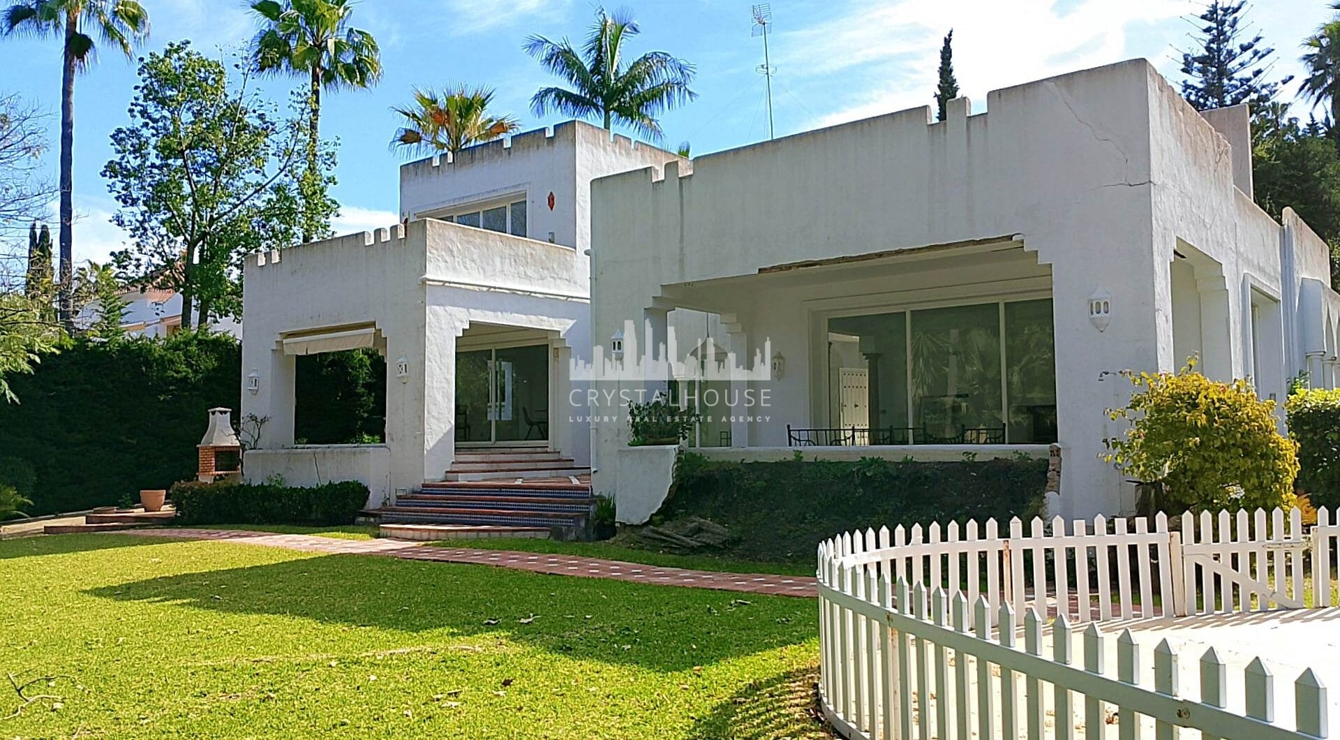 Spacious property for renovation in El Paraiso Medio , Estepona East