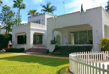 Spacious property for renovation in El Paraiso Medio , Estepona East