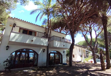 Grand Beachside Villa for renovation in Marbella East