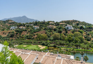Fully refurbished spacious golf apartment with sea, golf and mountain views in La Quinta Golf, Benahavis