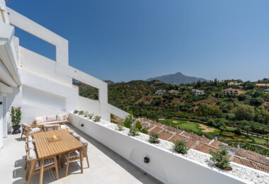Fully refurbished spacious golf apartment with sea, golf and mountain views in La Quinta Golf, Benahavis
