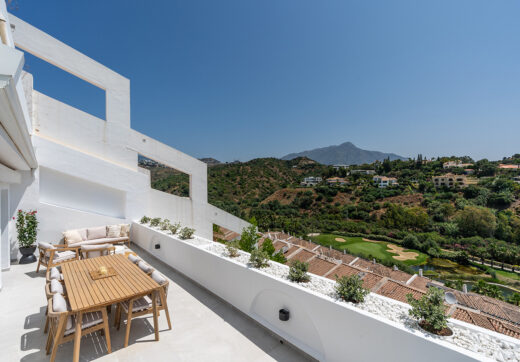 Fully refurbished spacious golf apartment with sea, golf and mountain views in La Quinta Golf, Benahavis