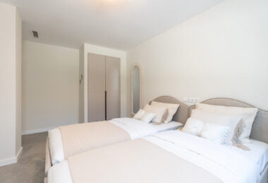 Fully refurbished spacious golf apartment with sea, golf and mountain views in La Quinta Golf, Benahavis