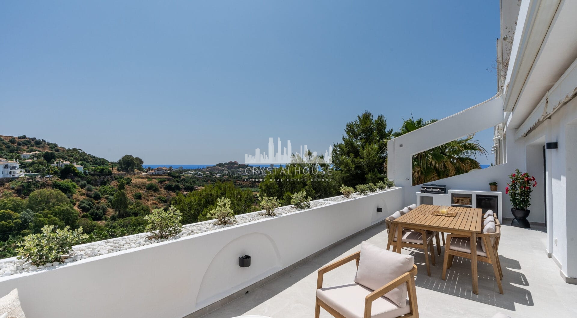 Fully refurbished spacious golf apartment with sea, golf and mountain views in La Quinta Golf, Benahavis