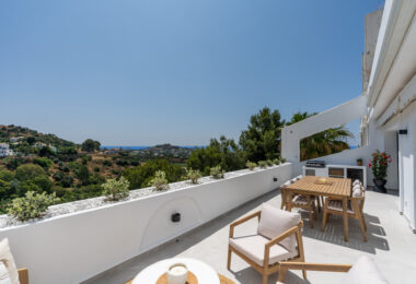 Fully refurbished spacious golf apartment with sea, golf and mountain views in La Quinta Golf, Benahavis