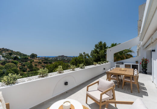 Fully refurbished spacious golf apartment with sea, golf and mountain views in La Quinta Golf, Benahavis