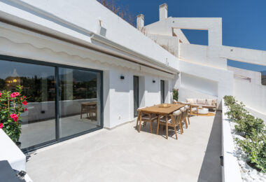 Fully refurbished spacious golf apartment with sea, golf and mountain views in La Quinta Golf, Benahavis