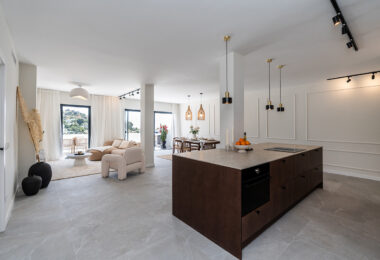 Fully refurbished spacious golf apartment with sea, golf and mountain views in La Quinta Golf, Benahavis