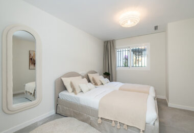 Fully refurbished spacious golf apartment with sea, golf and mountain views in La Quinta Golf, Benahavis