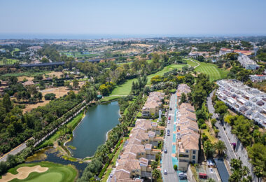 Fully refurbished spacious golf apartment with sea, golf and mountain views in La Quinta Golf, Benahavis