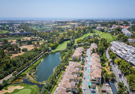 Fully refurbished spacious golf apartment with sea, golf and mountain views in La Quinta Golf, Benahavis