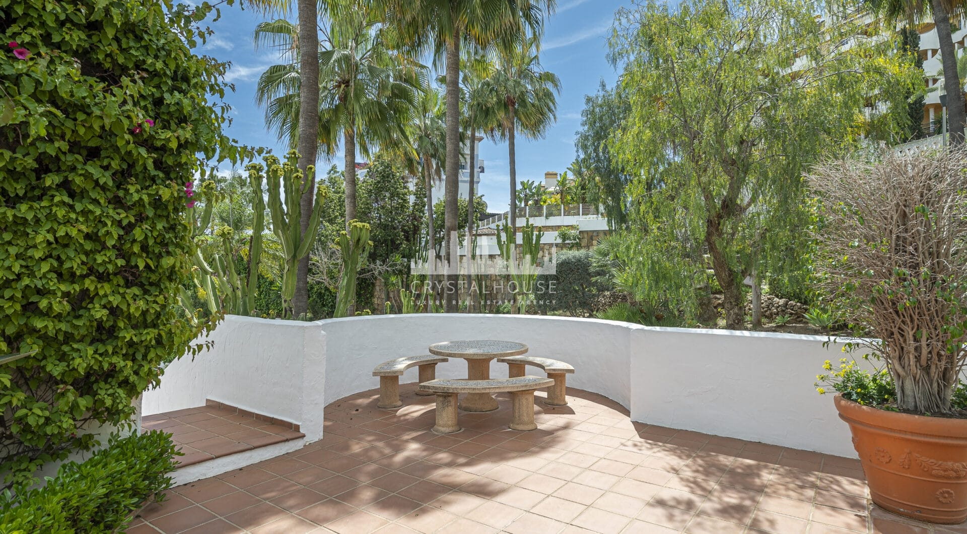 Beautifully renovated three-bedroom, east facing apartment, located in one of the most desirable complexes in Nueva Andalucia, La Maestranza.
