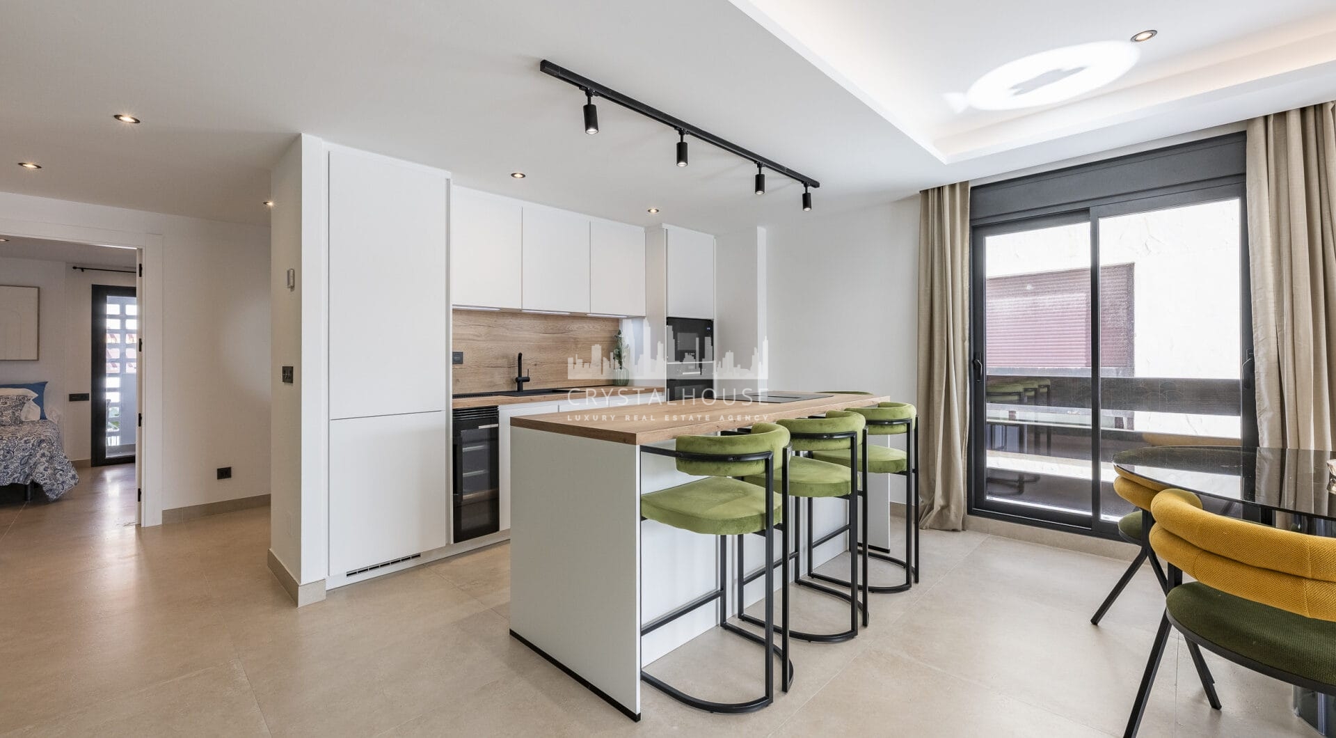 Beautifully renovated three-bedroom, east facing apartment, located in one of the most desirable complexes in Nueva Andalucia, La Maestranza.