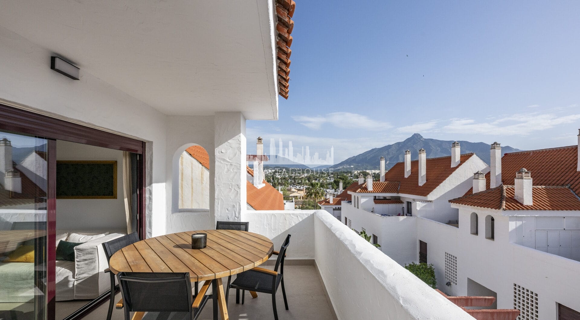 Beautifully renovated three-bedroom, east facing apartment, located in one of the most desirable complexes in Nueva Andalucia, La Maestranza.