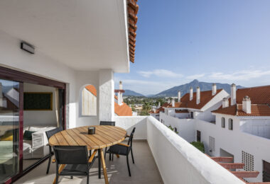 Beautifully renovated three-bedroom, east facing apartment, located in one of the most desirable complexes in Nueva Andalucia, La Maestranza.