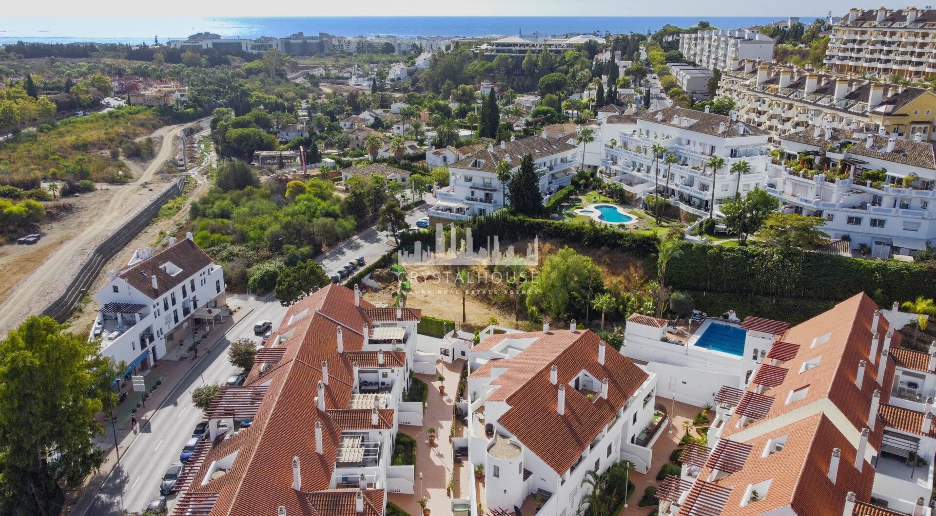 Beautifully renovated three-bedroom, east facing apartment, located in one of the most desirable complexes in Nueva Andalucia, La Maestranza.