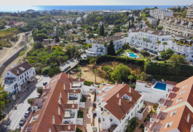 Beautifully renovated three-bedroom, east facing apartment, located in one of the most desirable complexes in Nueva Andalucia, La Maestranza.