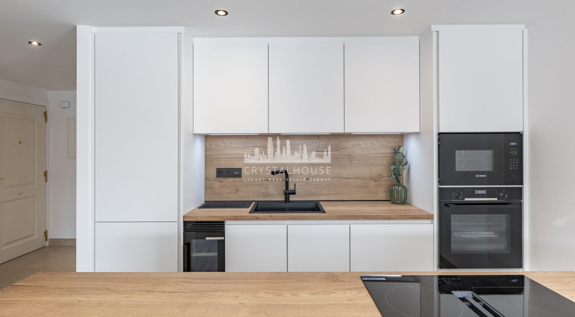 Beautifully renovated three-bedroom, east facing apartment, located in one of the most desirable complexes in Nueva Andalucia, La Maestranza.