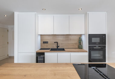 Beautifully renovated three-bedroom, east facing apartment, located in one of the most desirable complexes in Nueva Andalucia, La Maestranza.