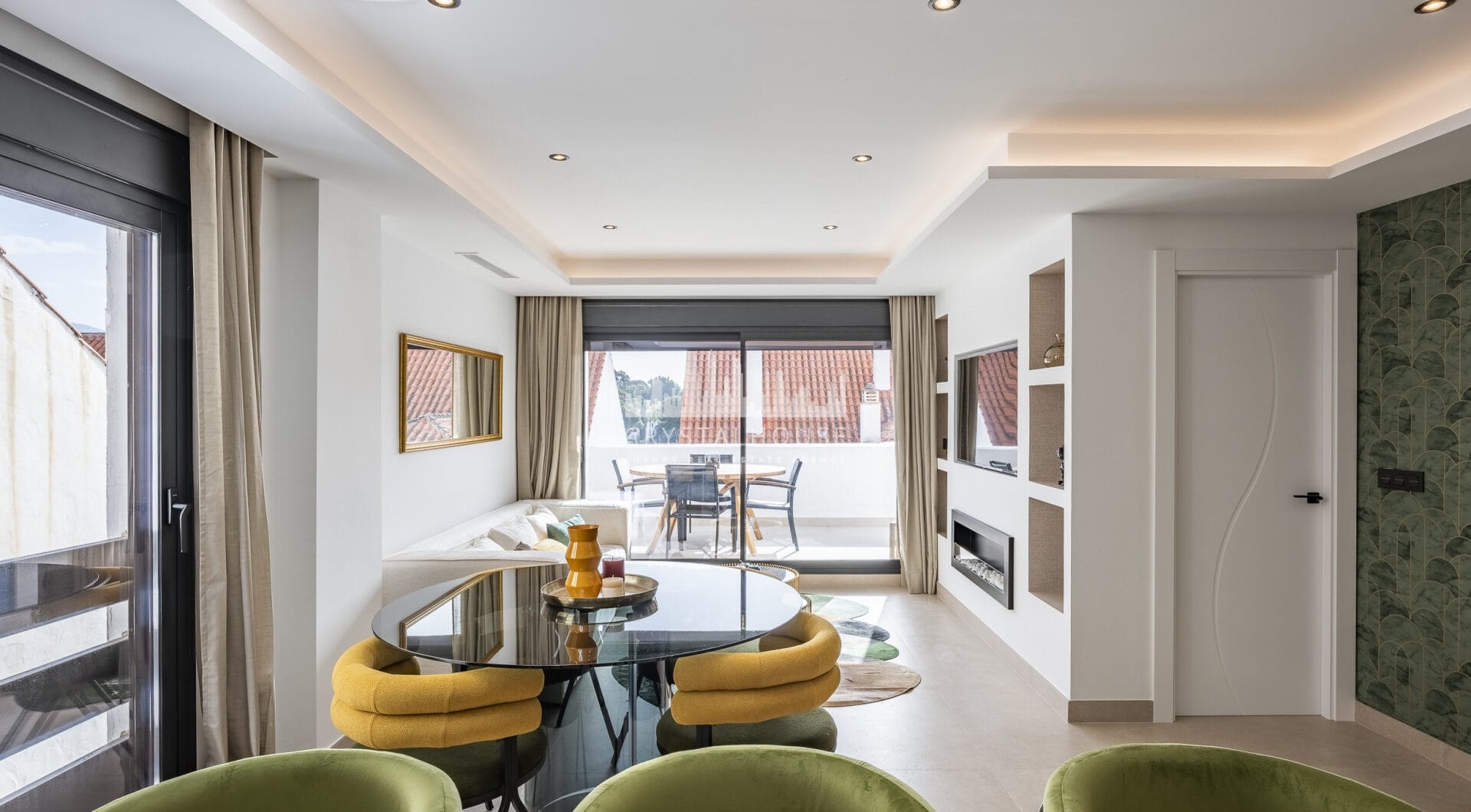 Beautifully renovated three-bedroom, east facing apartment, located in one of the most desirable complexes in Nueva Andalucia, La Maestranza.