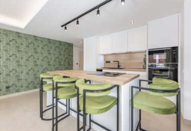 Beautifully renovated three-bedroom, east facing apartment, located in one of the most desirable complexes in Nueva Andalucia, La Maestranza.