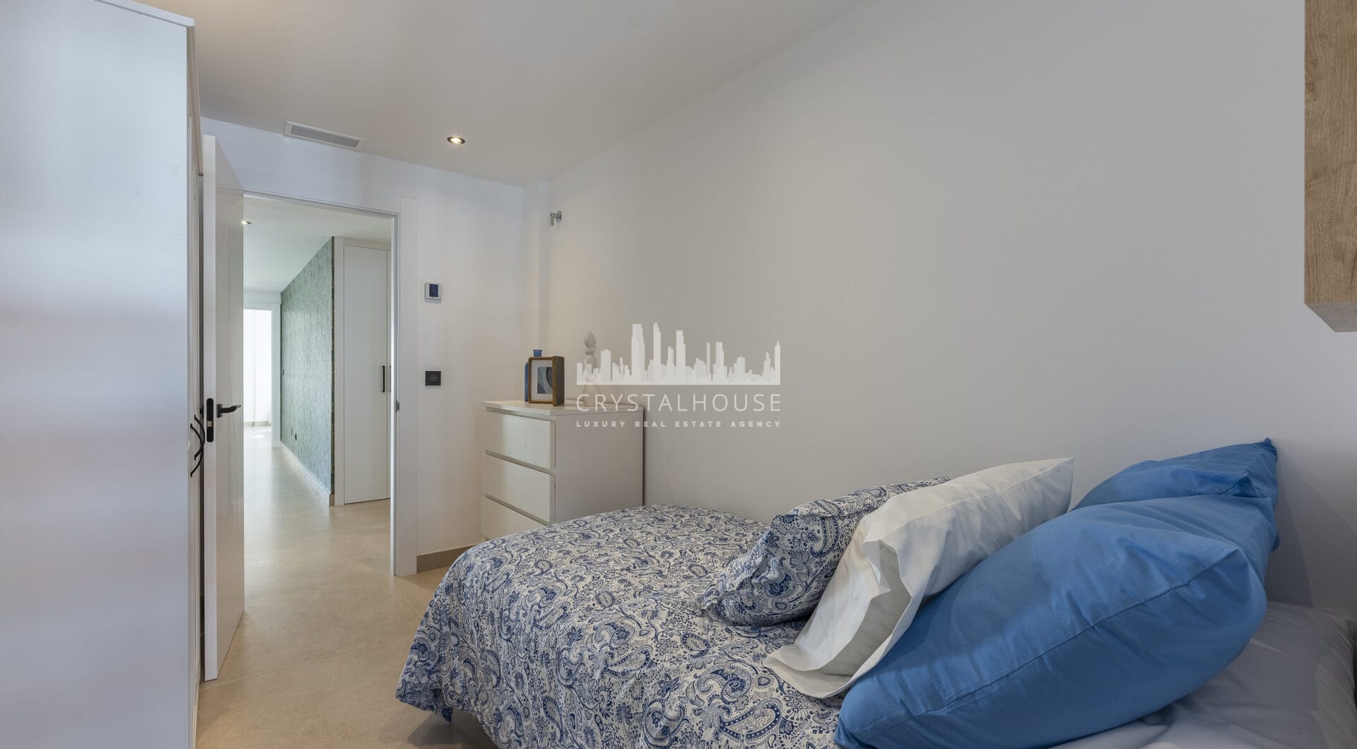 Beautifully renovated three-bedroom, east facing apartment, located in one of the most desirable complexes in Nueva Andalucia, La Maestranza.