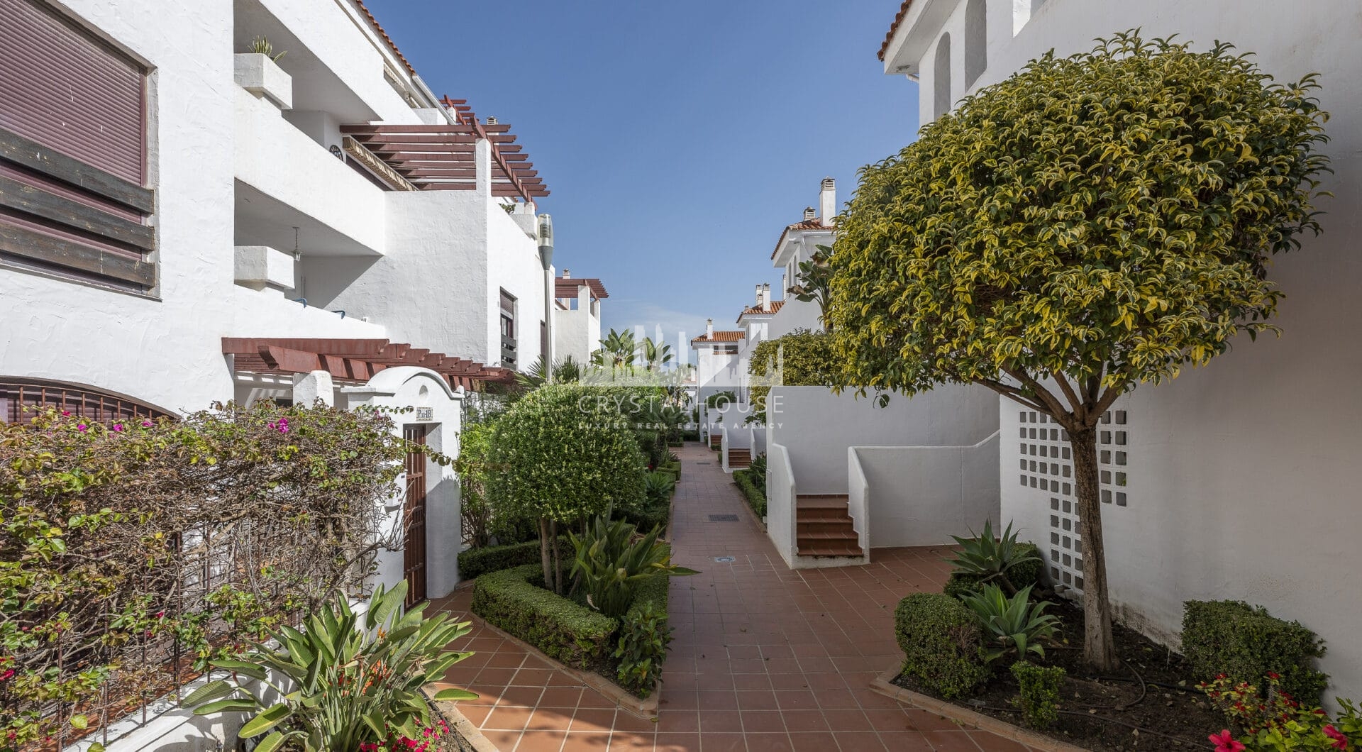 Beautifully renovated three-bedroom, east facing apartment, located in one of the most desirable complexes in Nueva Andalucia, La Maestranza.