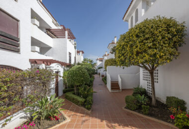 Beautifully renovated three-bedroom, east facing apartment, located in one of the most desirable complexes in Nueva Andalucia, La Maestranza.
