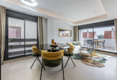 Beautifully renovated three-bedroom, east facing apartment, located in one of the most desirable complexes in Nueva Andalucia, La Maestranza.