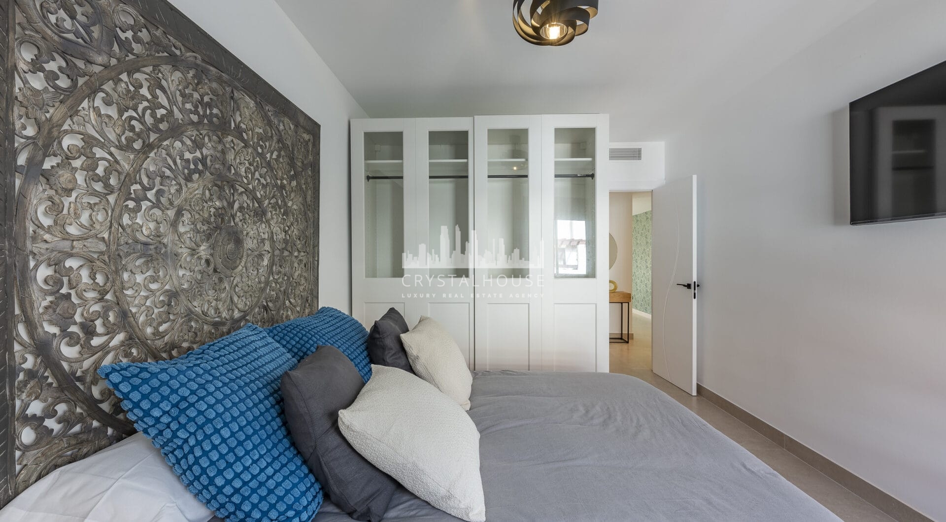 Beautifully renovated three-bedroom, east facing apartment, located in one of the most desirable complexes in Nueva Andalucia, La Maestranza.