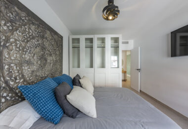 Beautifully renovated three-bedroom, east facing apartment, located in one of the most desirable complexes in Nueva Andalucia, La Maestranza.