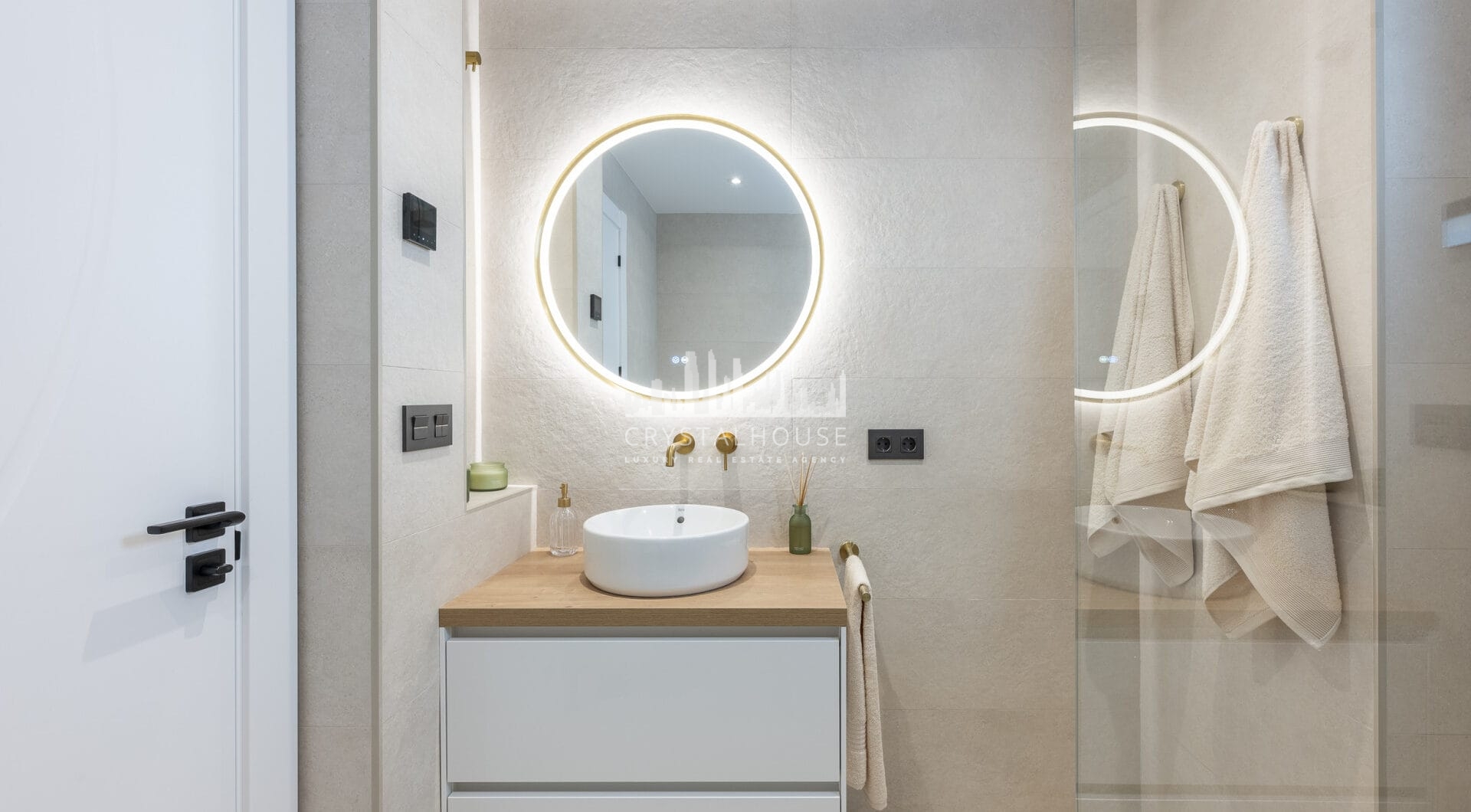 Beautifully renovated three-bedroom, east facing apartment, located in one of the most desirable complexes in Nueva Andalucia, La Maestranza.