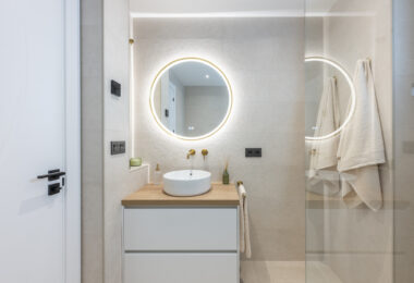 Beautifully renovated three-bedroom, east facing apartment, located in one of the most desirable complexes in Nueva Andalucia, La Maestranza.