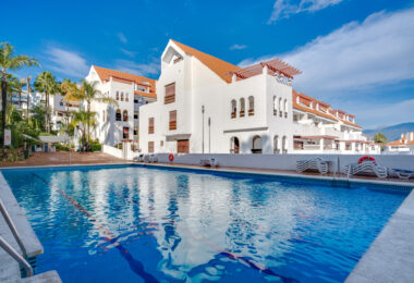 Beautifully renovated three-bedroom, east facing apartment, located in one of the most desirable complexes in Nueva Andalucia, La Maestranza.
