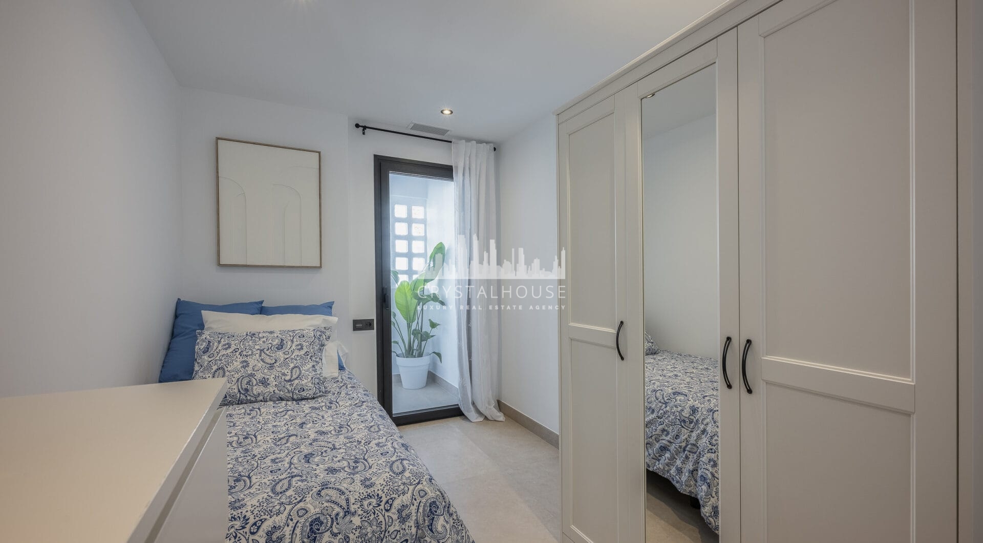 Beautifully renovated three-bedroom, east facing apartment, located in one of the most desirable complexes in Nueva Andalucia, La Maestranza.