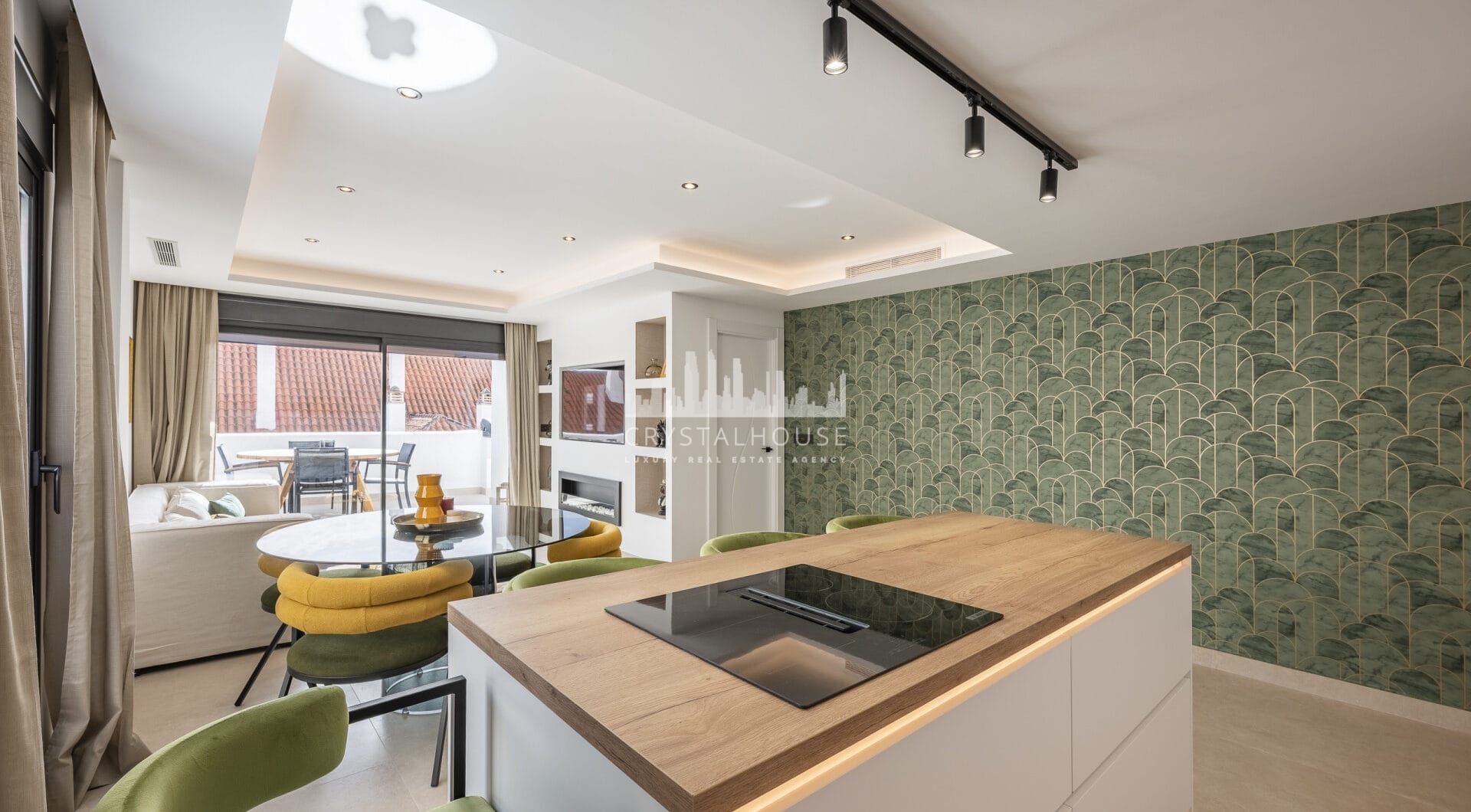 Beautifully renovated three-bedroom, east facing apartment, located in one of the most desirable complexes in Nueva Andalucia, La Maestranza.